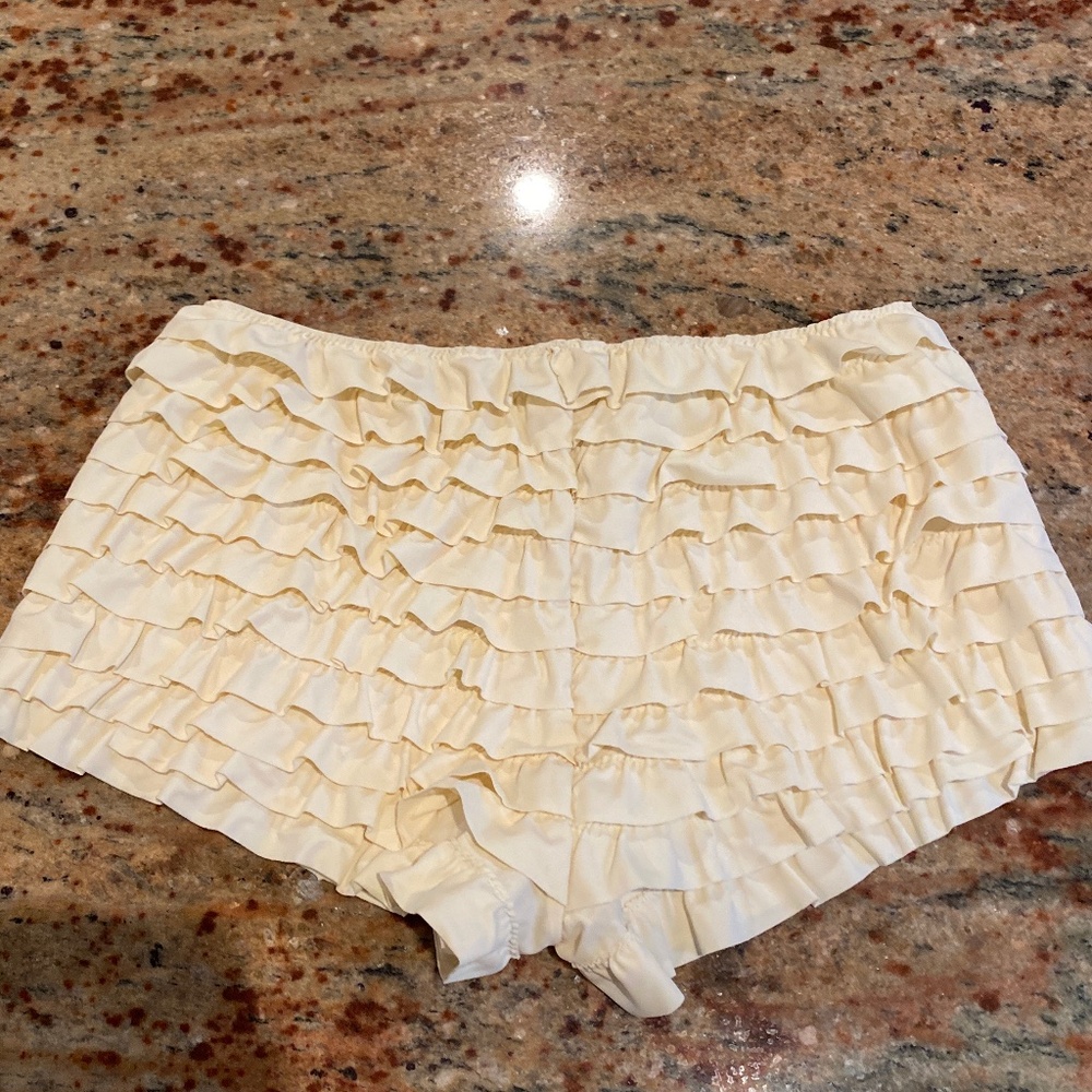 EDIKTED RUFFLED MINI SHORTS - Picture 4 of 4